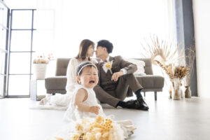 富山のフォトスタジオで子供と一緒に撮影する洋装新郎新婦のフォトウェディング