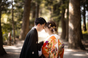 富山の立山寺で和装ロケーションフォトウェディングを行う新郎新婦の前撮り写真