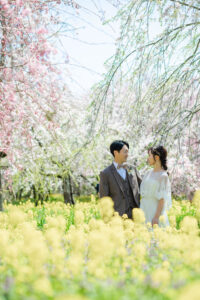 富山県中央植物園で桜と一緒に撮影した洋装ロケーションフォトウェディング