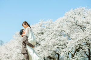 富山県中央植物園で桜と一緒に撮影した洋装ロケーションフォトウェディング