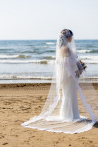 富山のコアラが石川県の海でロケーションフォトウェディングを行なった様子。