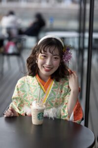 富山の環水公園で成人式前撮りをした振袖の女性