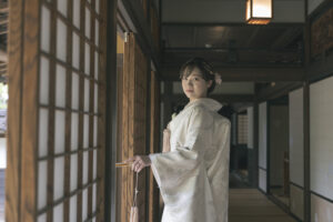 富山の内山邸でロケーションフォトウェディングを行う和装新婦の前撮り写真