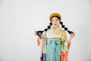 富山でレンタルできる卒業袴を着用している女性のフォトスタジオで撮影した写真