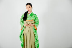 富山でレンタルできる卒業袴を着用している女性のフォトスタジオで撮影した写真