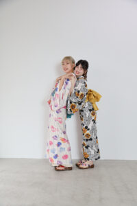 浴衣を着ている女性2人