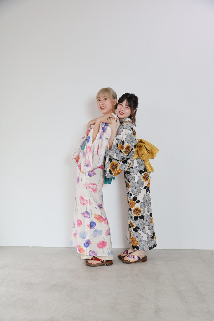 浴衣を着ている女性2人