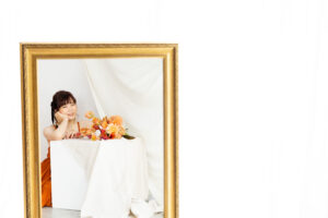 富山のフォトスタジオでテラコッタカラーのドレスを着てフォトウェディングを行う洋装新婦の前撮り写真
