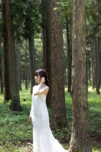 富山の頼成の森で森林の中佇むドレス姿の新郎新婦の前撮りフォトウェディング