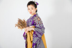 卒業式の袴と紫の振袖