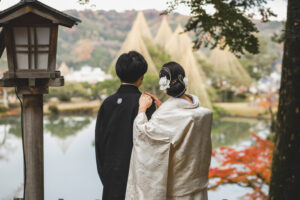 富山のコアラが金沢の兼六園でロケーションフォトウェディングを行った和装新郎新婦の紅葉写真