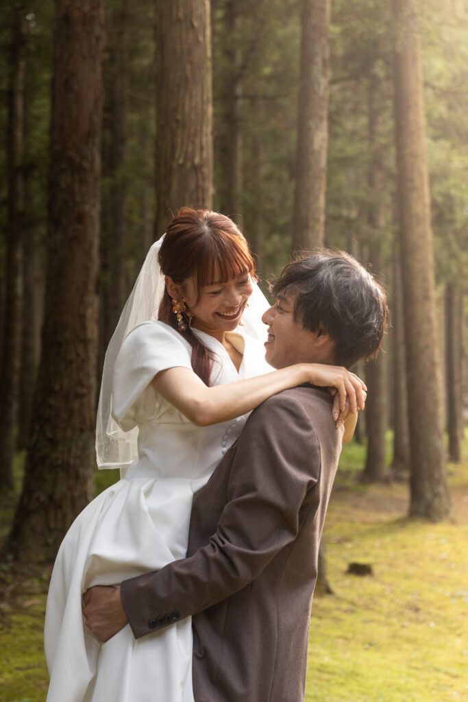 森林で抱き合う夫婦