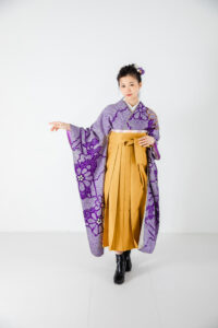 富山でレンタルできる卒業袴を着用している女性のフォトスタジオで撮影した写真