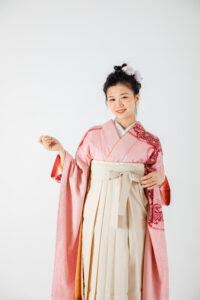 富山でレンタルできる卒業袴を着用している女性のフォトスタジオで撮影した写真