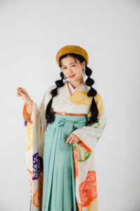 富山でレンタルできる卒業袴を着用している女性のフォトスタジオで撮影した写真