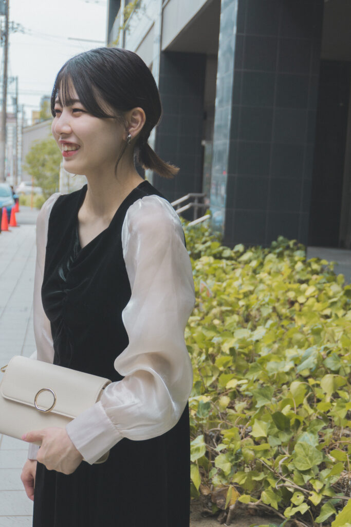 ゲストドレスを着て微笑む女性