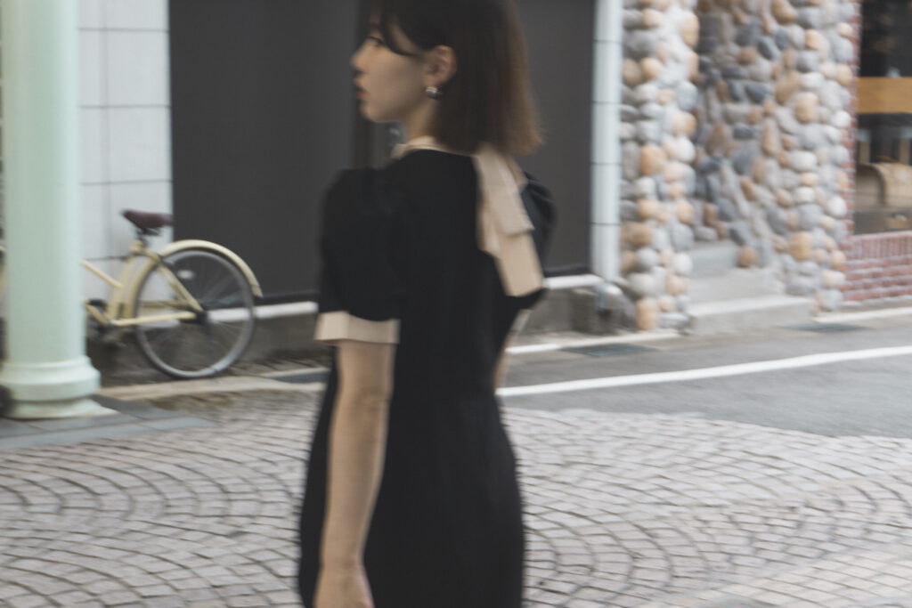ゲストドレスで街を歩く女性