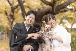 富山の城址公園で和装ロケーションフォトウェディングをする新郎新婦と愛犬の前撮り写真