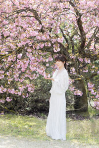 富山県中央植物園で桜と一緒に撮影した洋装ロケーションフォトウェディング