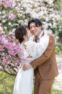 富山県中央植物園で桜と一緒に撮影した洋装ロケーションフォトウェディング