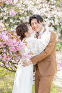 富山県中央植物園で桜と一緒に撮影した洋装ロケーションフォトウェディング