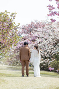 富山県中央植物園で桜と一緒に撮影した洋装ロケーションフォトウェディング
