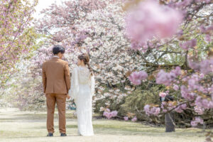 富山県中央植物園で桜と一緒に撮影した洋装ロケーションフォトウェディング