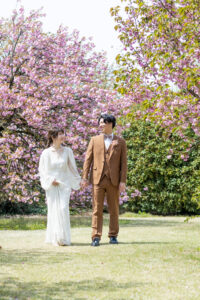 富山県中央植物園で桜と一緒に撮影した洋装ロケーションフォトウェディング