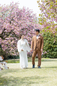 富山県中央植物園で桜と一緒に撮影した洋装ロケーションフォトウェディング