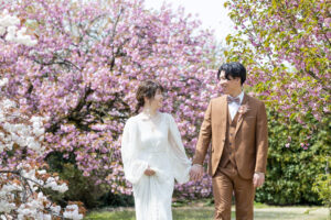 富山県中央植物園で桜と一緒に撮影した洋装ロケーションフォトウェディング