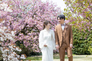 富山県中央植物園で桜と一緒に撮影した洋装ロケーションフォトウェディング
