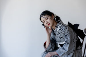 富山で人気の黒絞りの振袖を着て前撮り撮影をしている成人式の女性