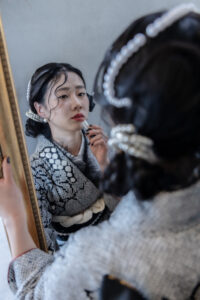 富山のフォトスタジオで振袖を着て前撮り撮影をしている様子