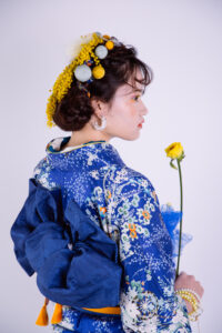 富山のフォトスタジオで振袖を着て前撮り撮影をしている様子