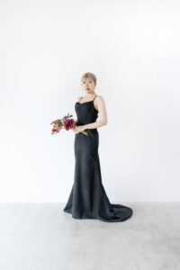 富山のフォトスタジオで黒ドレスとを着用した洋装新婦の前撮りフォトウェディング