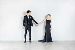 富山のフォトスタジオで黒ドレスと黒スーツを着用した洋装の新郎新婦の前撮りフォトウェディング
