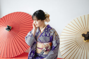 富山のフォトスタジオで振袖を着て前撮り撮影をしている様子