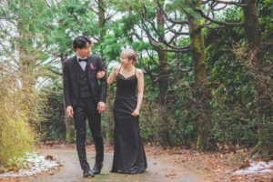 富山の中央植物園で森林の中歩く黒ドレスの洋装ロケーションフォトウェディング