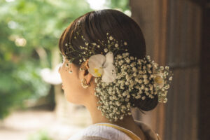 ヘア飾りにカスミソウのお花を使用した富山フォトウェディング