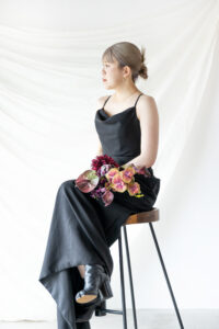 富山のフォトスタジオで黒ドレスとを着用した洋装新婦の前撮りフォトウェディング
