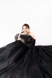 富山のフォトスタジオで黒ドレスを着用した洋装新婦の前撮りフォトウェディング