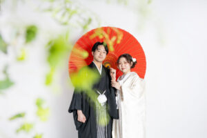 微笑む和装姿の夫婦