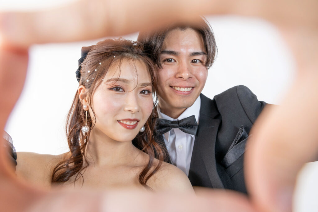 手で縁取る前撮りショット