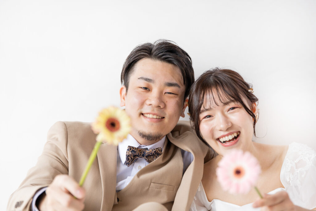 寄り添い合う新郎新婦