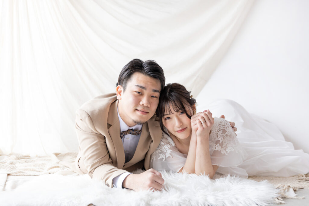 肩を寄せ合う新郎新婦