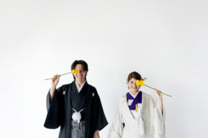 生花と和装新郎新婦