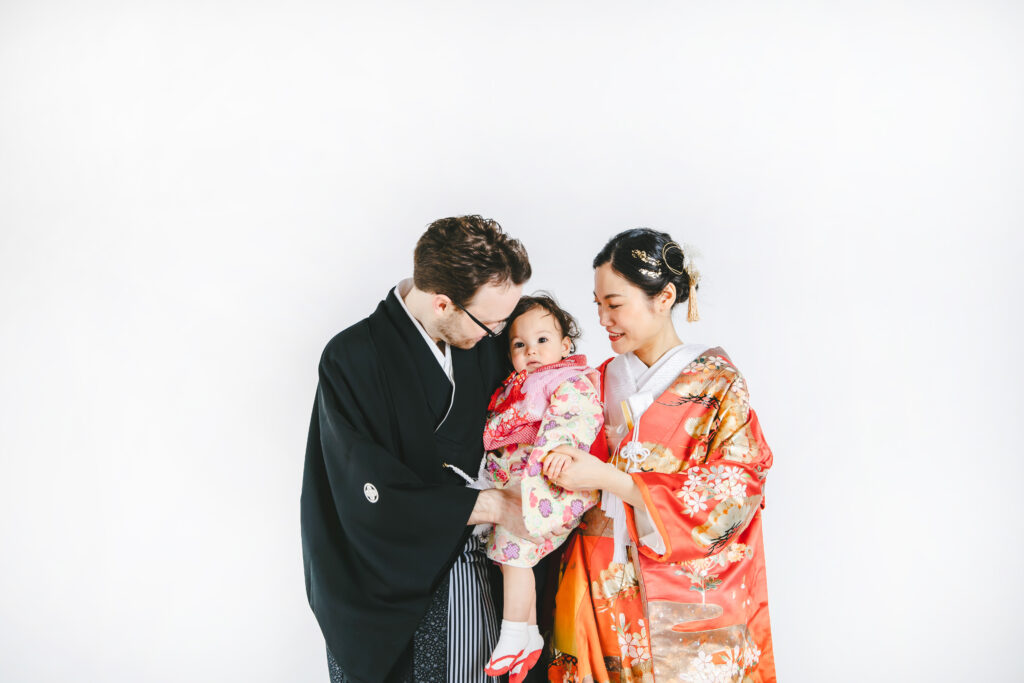和装新郎新婦と子供