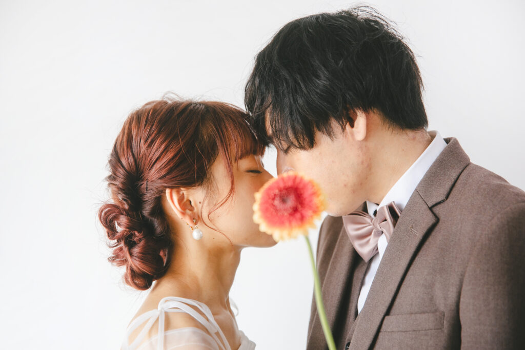 一輪の花と新郎新婦