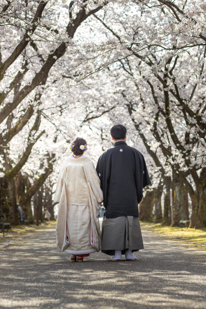 桜並木と和装姿の新郎新婦