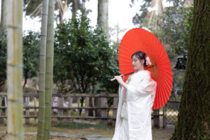 富山の内山邸で和傘をさす白無垢花嫁のロケーションフォトウェディング